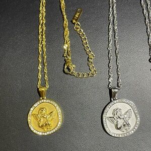 18K Gold-Plated Stainless Steel Angel Pendant Necklace | Minimalis Elegant Round